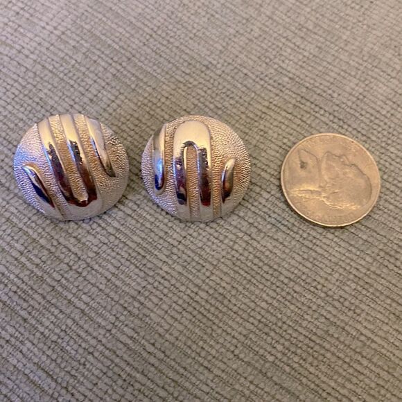 Vintage Trifari Crown Silver Round Clip On Earrings - Picture 6 of 8